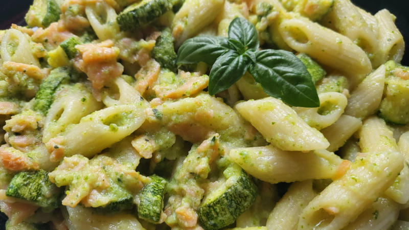 Pasta con zucchine e salmone