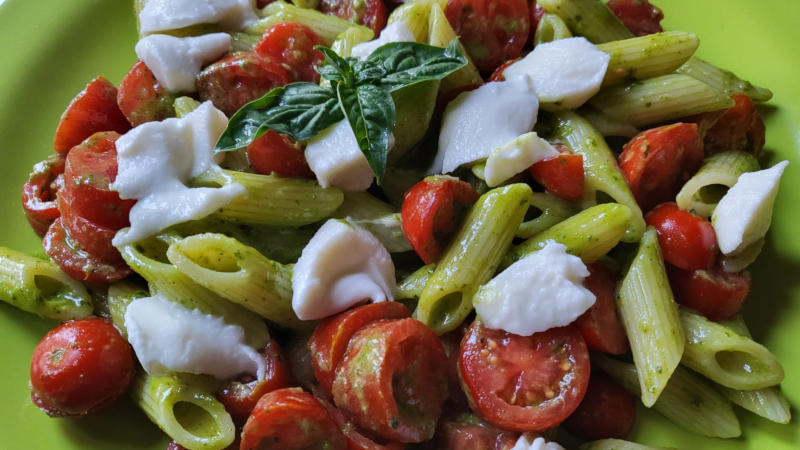 Pasta fredda con pesto, pomodorini e mozzarella