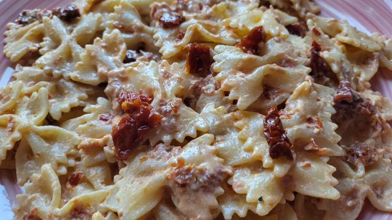 Pasta con pomodori secchi e robiola