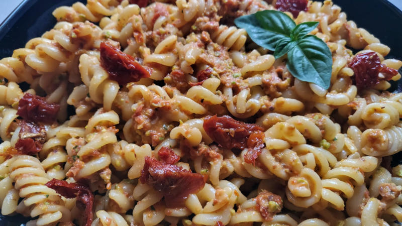 Pasta pomodori secchi e pistacchi