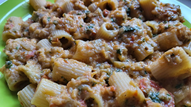 Pasta al pesto di melanzane e pomodorini