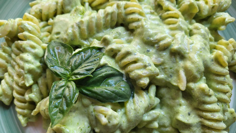 Pasta con pesto e ricotta