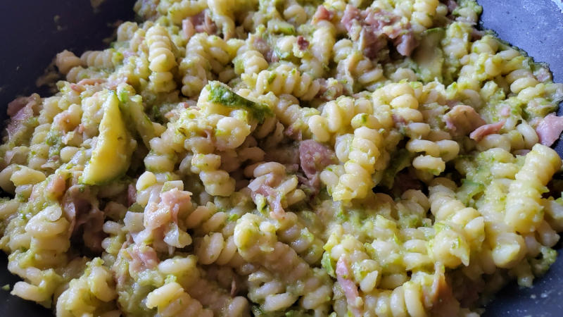 Pasta con prosciutto crudo e zucchine