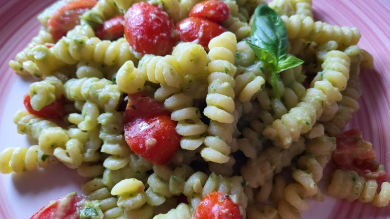 Pasta con crema di avocado e pomodorini