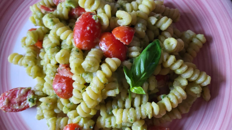 Pasta con crema di avocado e pomodorini