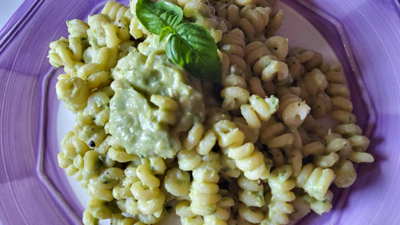 Pasta con pesto di avocado