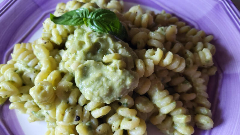 Pasta con pesto di avocado