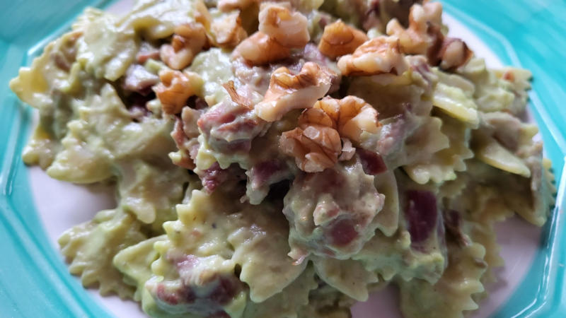 Pasta con avocado, speck e noci