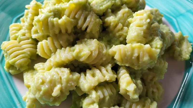 Pasta con avocado, mandorle e pecorino