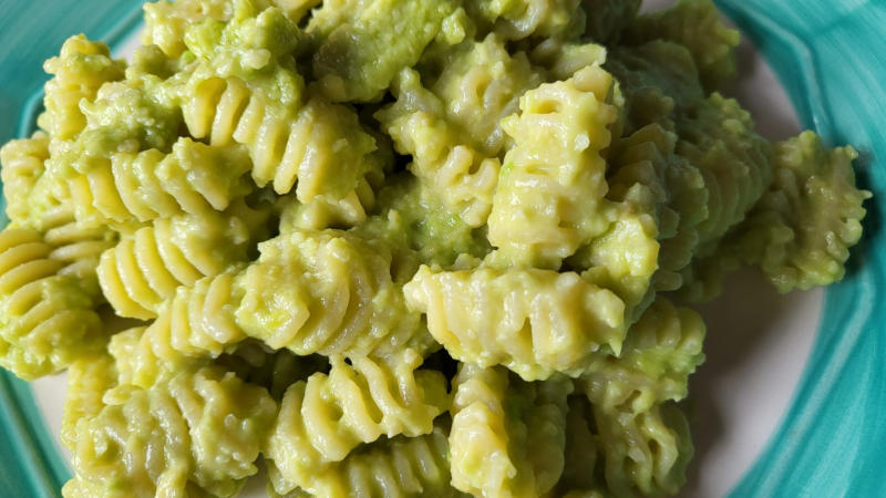 Pasta con avocado, mandorle e pecorino