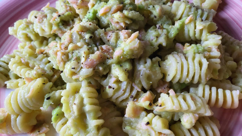 Pasta con avocado e salmone