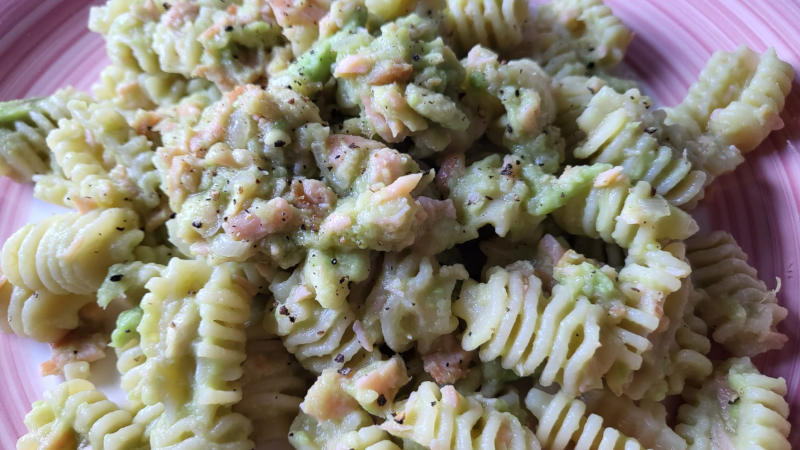 Pasta con avocado e salmone