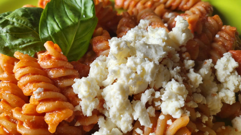 Pasta con sugo di pomodoro e feta