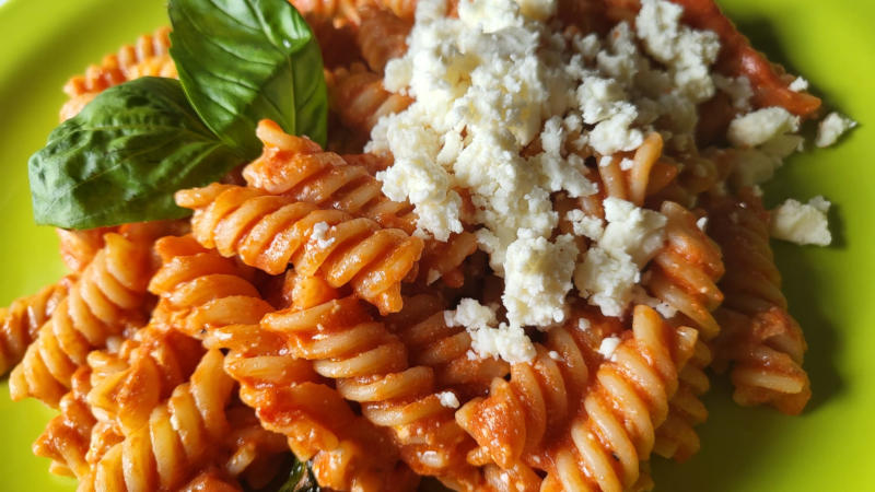 Pasta con sugo di pomodoro e feta