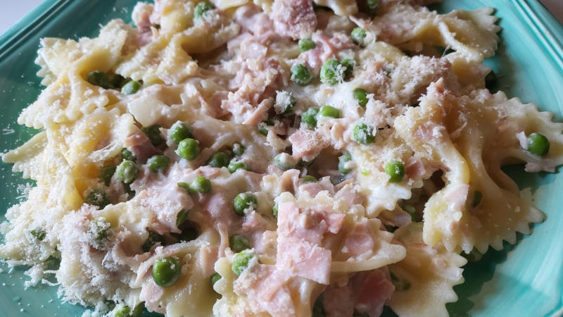 Pasta panna, prosciutto e piselli