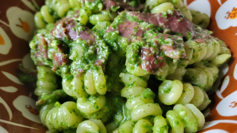 Pasta al pesto di rucola con bresaola