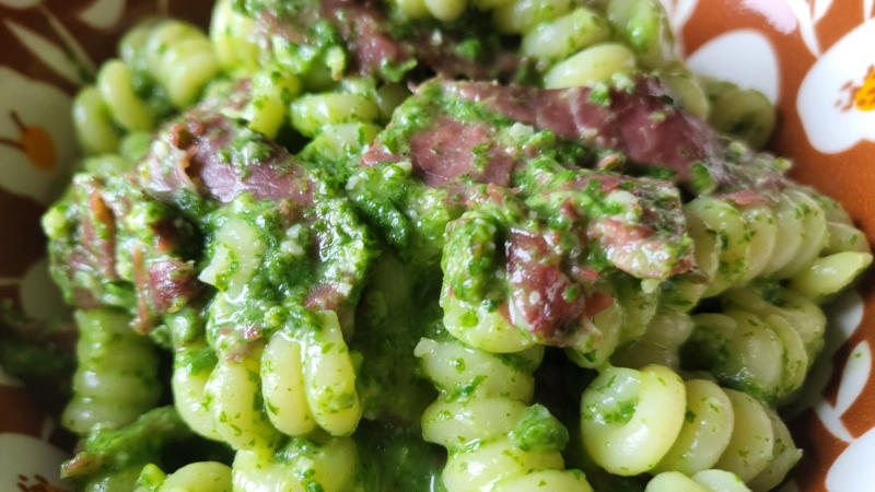 Pasta al pesto di rucola con bresaola