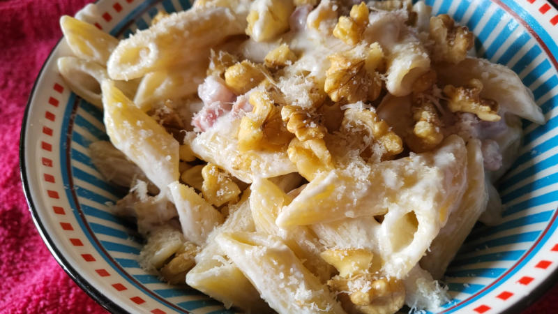 Pasta con robiola, speck e noci