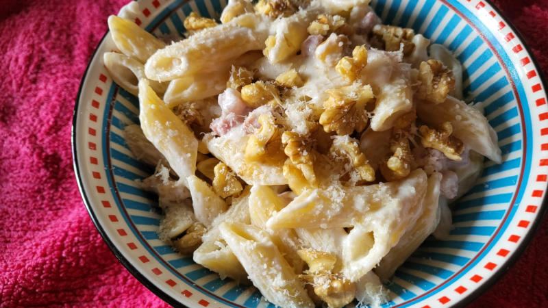 Pasta con robiola, speck e noci