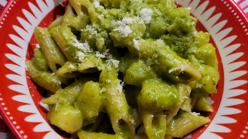 Pasta con pesto e patate