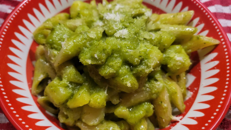 Pasta con pesto e patate