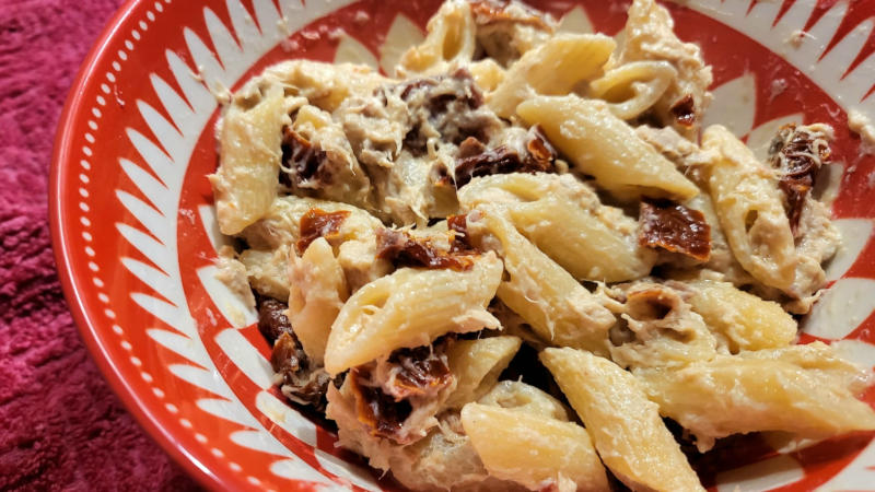 Pasta con pomodori secchi, tonno e ricotta