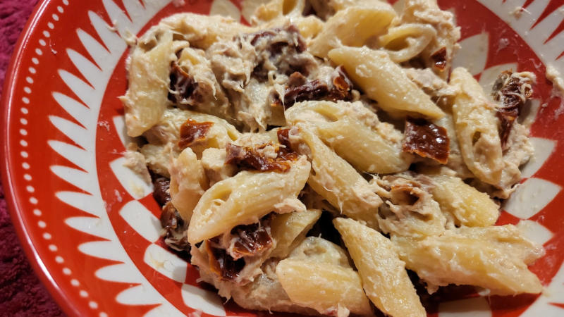 Pasta con pomodori secchi, tonno e ricotta