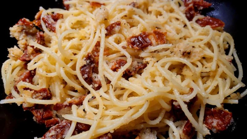 Pasta con pomodori secchi e pangrattato