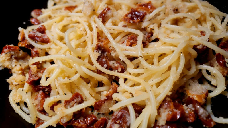 Pasta con pomodori secchi e pangrattato