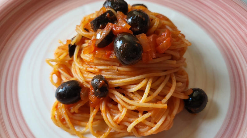 Pasta con sugo alle olive