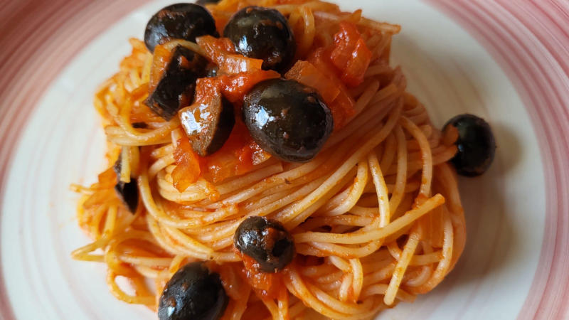 Pasta con sugo alle olive