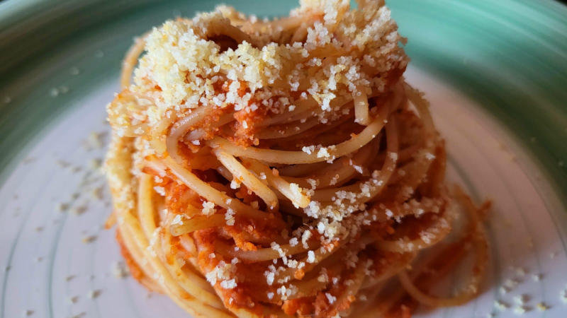 Pasta con acciughe, pangrattato e pomodoro