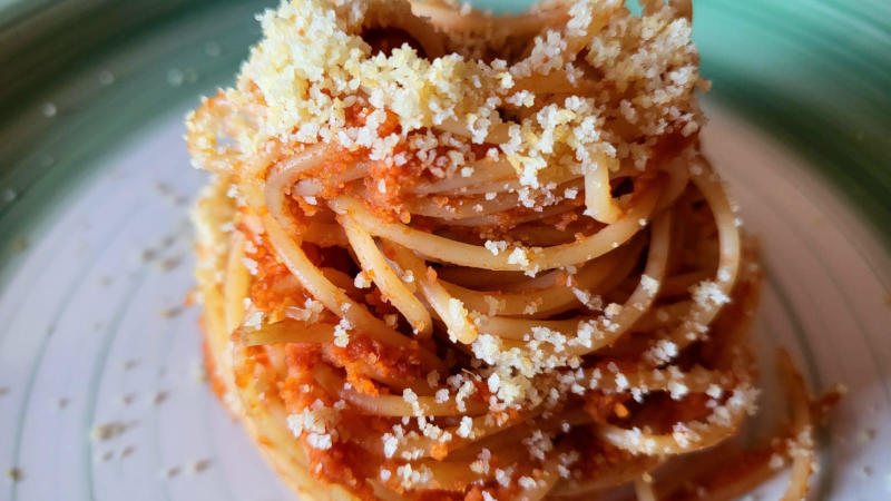 Pasta con acciughe, pangrattato e pomodoro