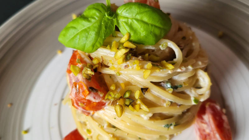 Pasta con crema di ricotta, pistacchi e pomodorini