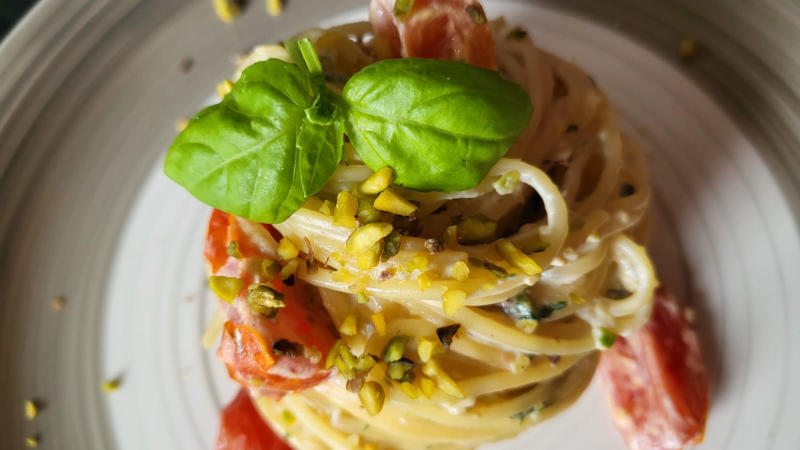 Pasta con crema di ricotta, pistacchi e pomodorini