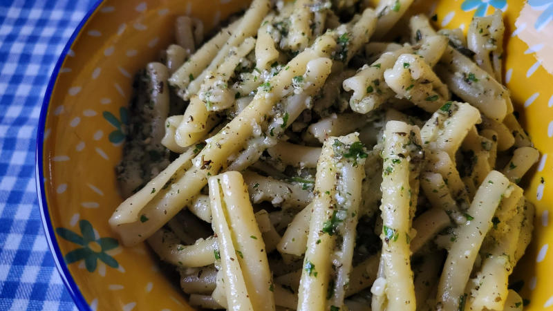 Pasta con pesto alle erbe