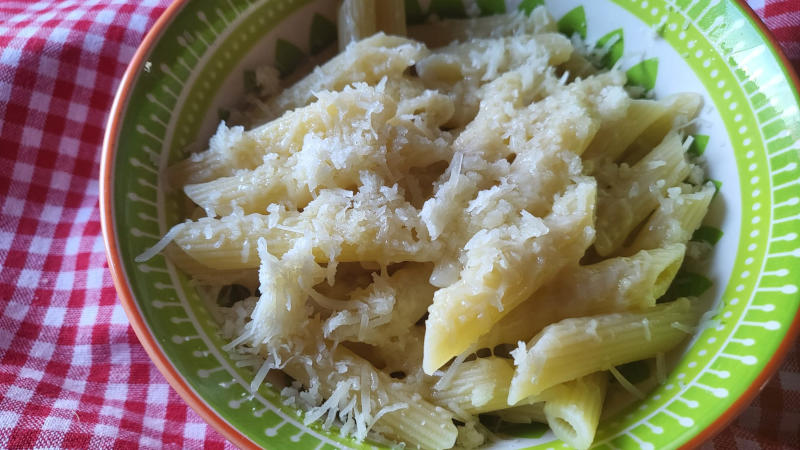 Pasta con olio e parmigiano