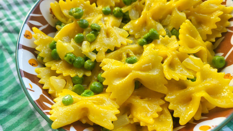 Pasta con zafferano e piselli