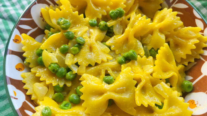 Pasta con zafferano e piselli