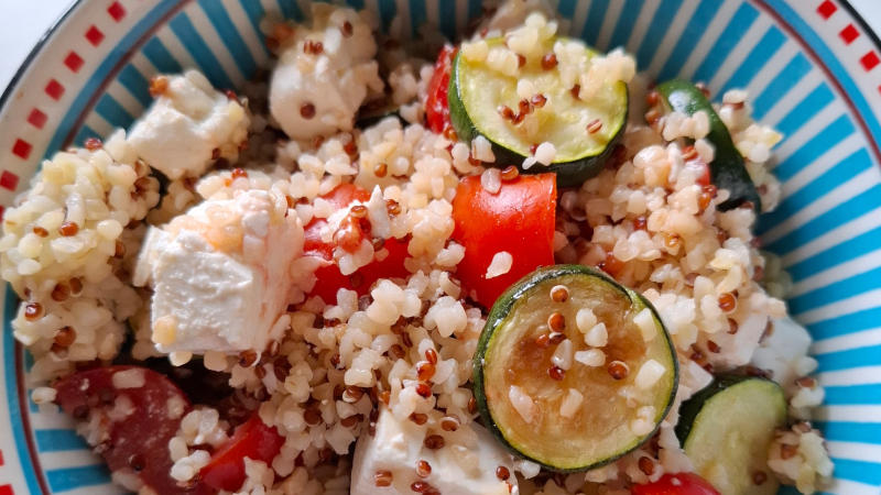 Insalata di bulgur e quinoa con feta, pomodorini e zucchine